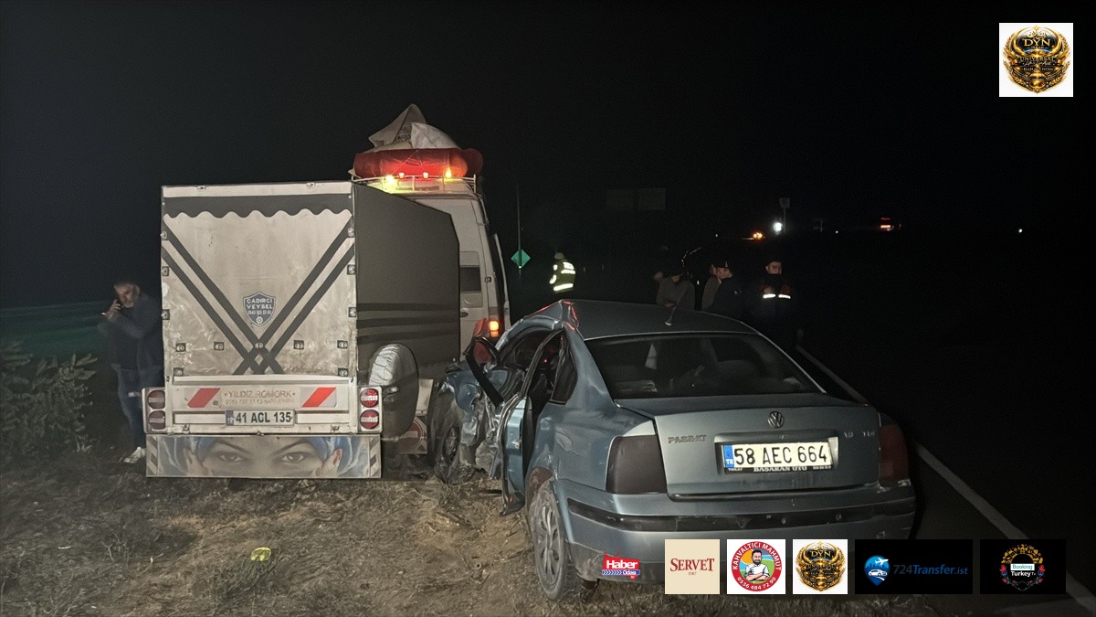Sivas'ta tarım işçilerini taşıyan minibüsle otomobil çarpıştı, 2 kişi yaralandı