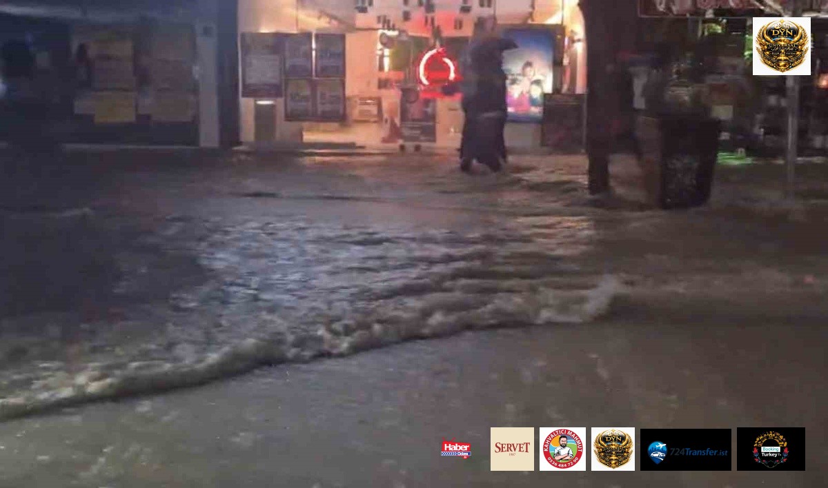 Elazığ'da sağanak cadde ve sokakları dereye çevirdi, ulaşımda aksamalar yaşandı