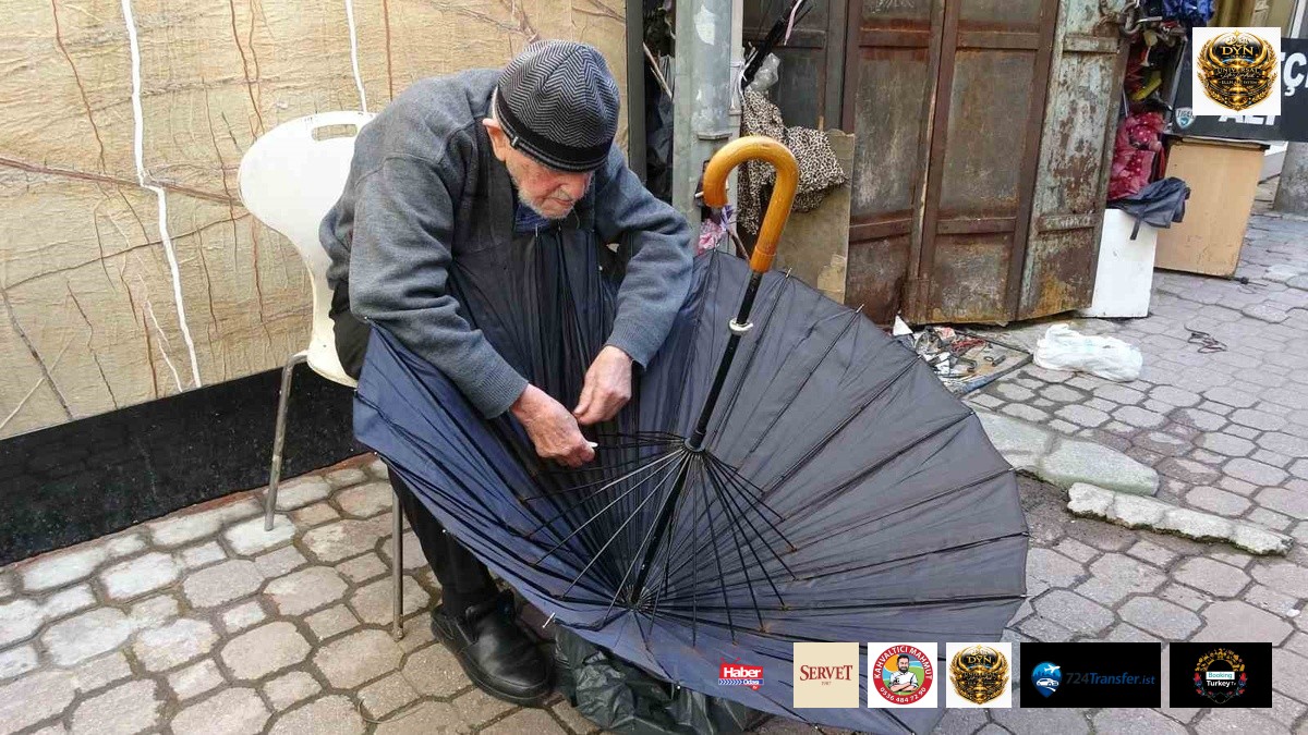 Samsun'da 97 yaşındaki şemsiye tamircisi, hastalığına rağmen tezgaha döndü! Komşusu 1 saat yalvarmış