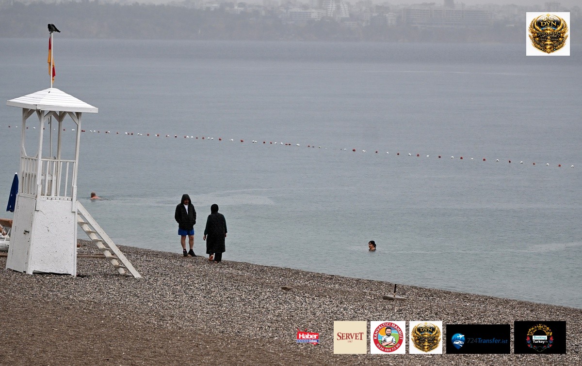 Antalya'da yağış altında Konyaaltı Sahili'nde vatandaşlar denize girdi