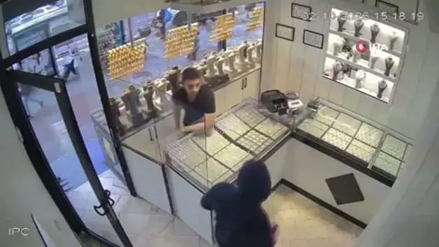 Uyanıklık yaptığını sanan hırsıza kötü sürpriz: Kuyumcunun zekası zararı önledi