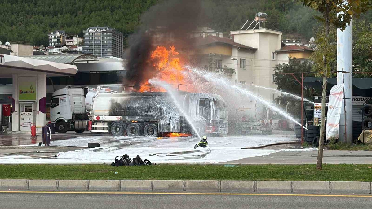 Denizli'de akaryakıt istasyonunda tanker alev aldı! Patlamada 1 kişi ağır yaralandı, karayolu kapatıldı