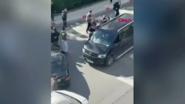 İstanbul trafiğinde bildik manzara: Caddeyi ringe çevirdiler