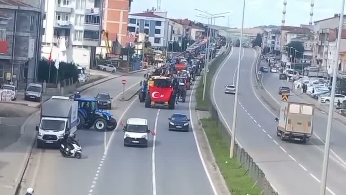 Bafra'da çeltik üreticileri 600 traktör ve biçerdöverle taban fiyat için eylem yaptı