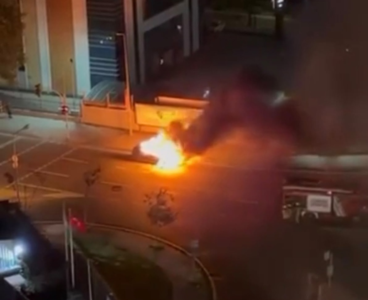 Kağıthane'de seyir halindeki cipin motor kısmı alev aldı, itfaiye yangını söndürdü