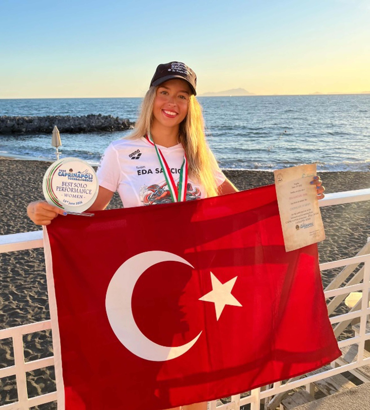 18 yaşındaki Eda Savcıgil okyanusta tarih yazdı! Catalina Kanalı'nı iki rekorla geçti