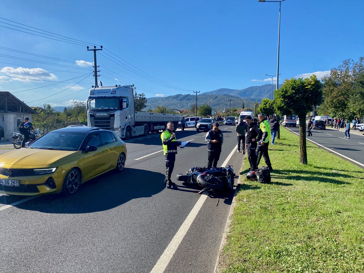 Düzce'de yola çıkan yaya motosikletin çarpmasıyla öldü, sürücü ağır yaralandı