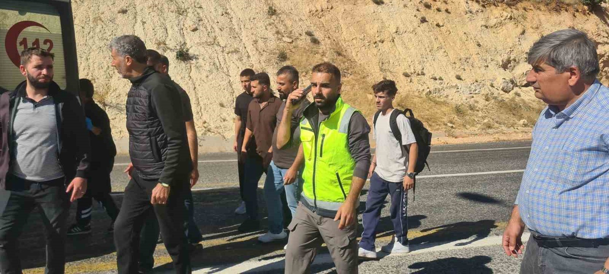 Siirt-Eruh kara yolunda devrilen ponza yüklü tırda 1 kişi ağır yaralandı