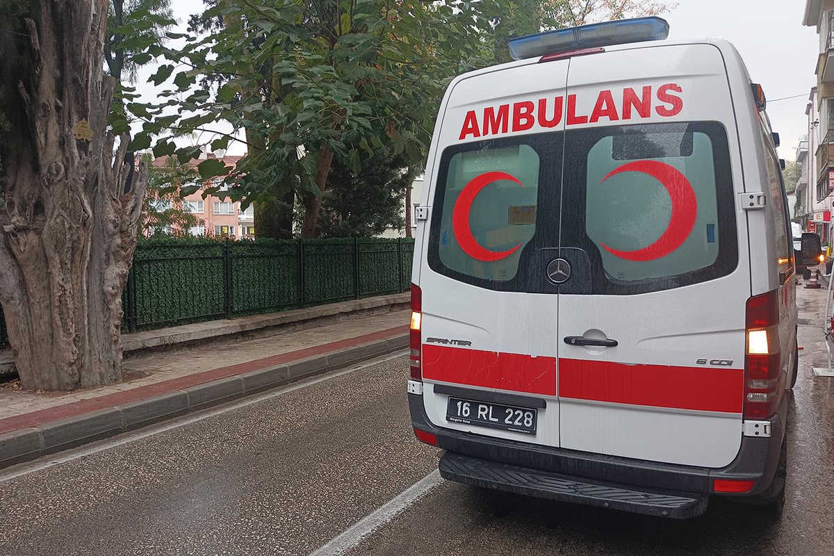 Bolu'da eşiyle tartışan alkollü şahıs evinde kendini bıçakla yaraladı