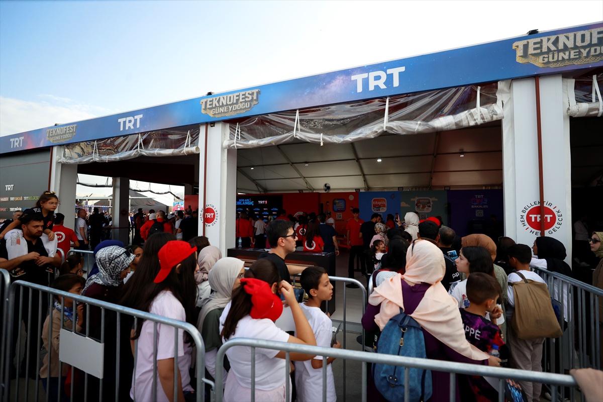 Şanlıurfa'daki TEKNOFEST'te Kod Adı Kırlangıç oyuncuları vatandaşlarla buluştu
