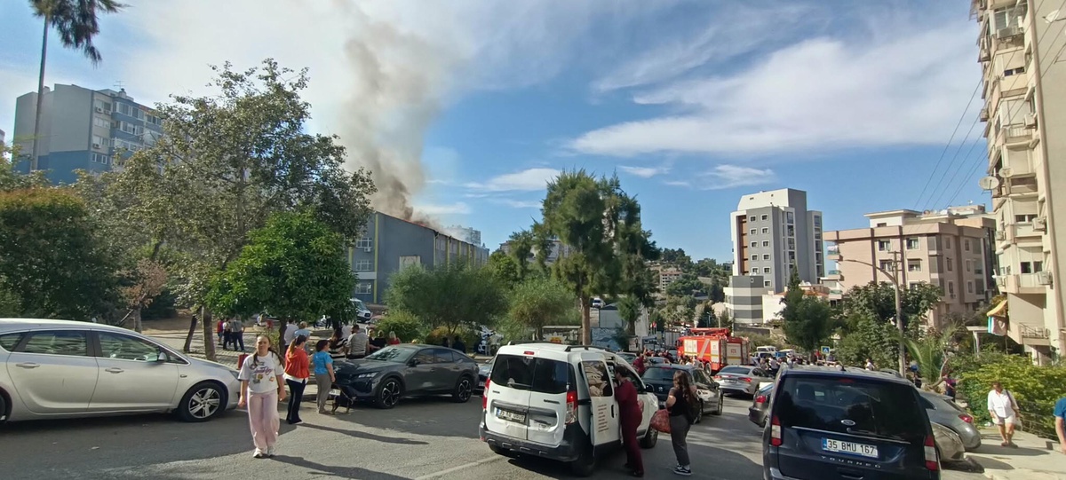 İzmir Karabağlar'da okul çatısındaki yangını itfaiye ekipleri kontrol altına aldı