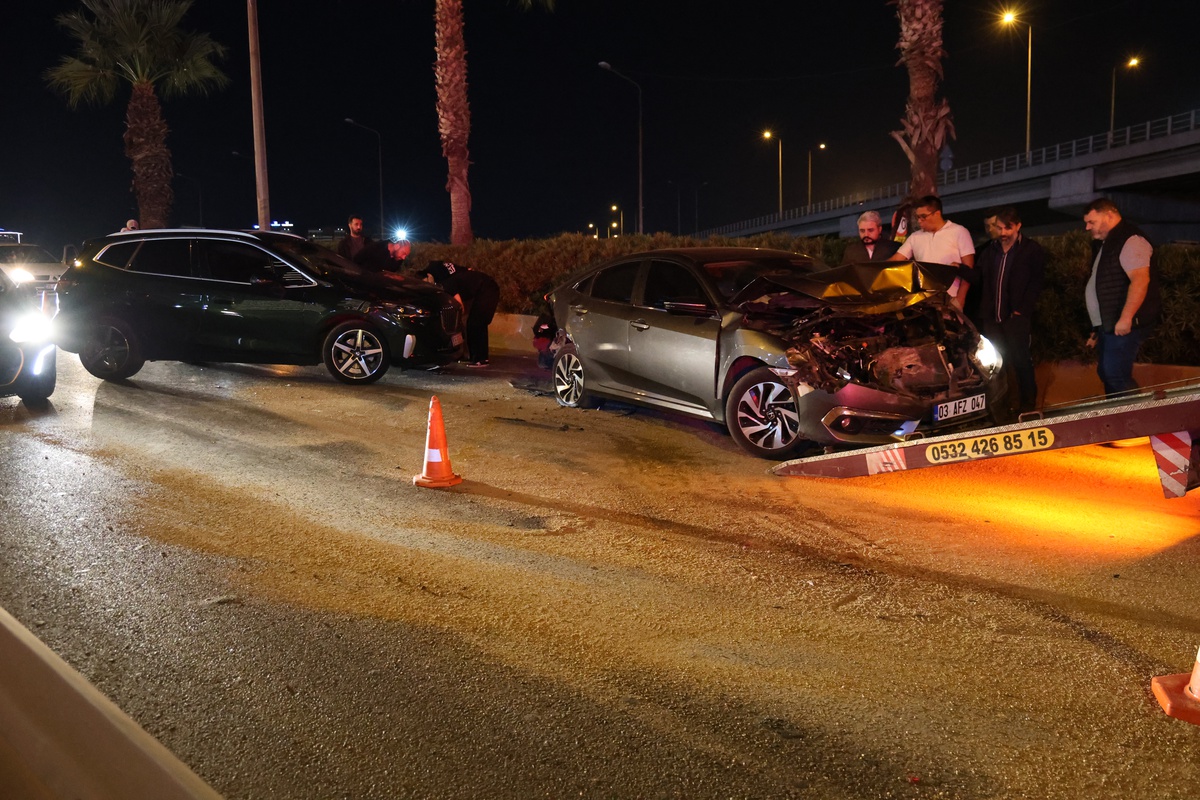 İzmir Konak'ta 7 otomobil ve 1 motosikletin karıştığı kazada 4 kişi yaralandı