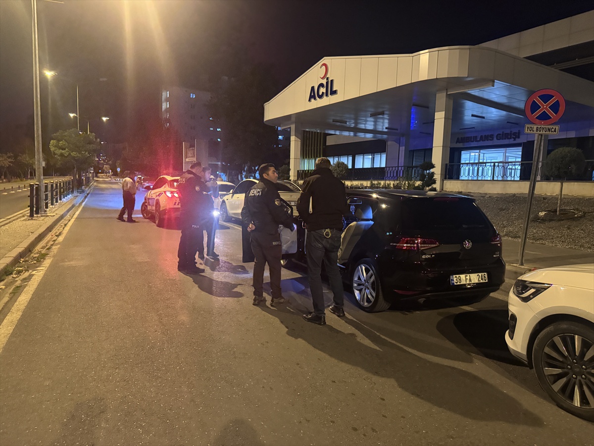 Kayseri Melikgazi'de tartışmada bıçakla yaralanan kişi hastanede tedavi altına alındı