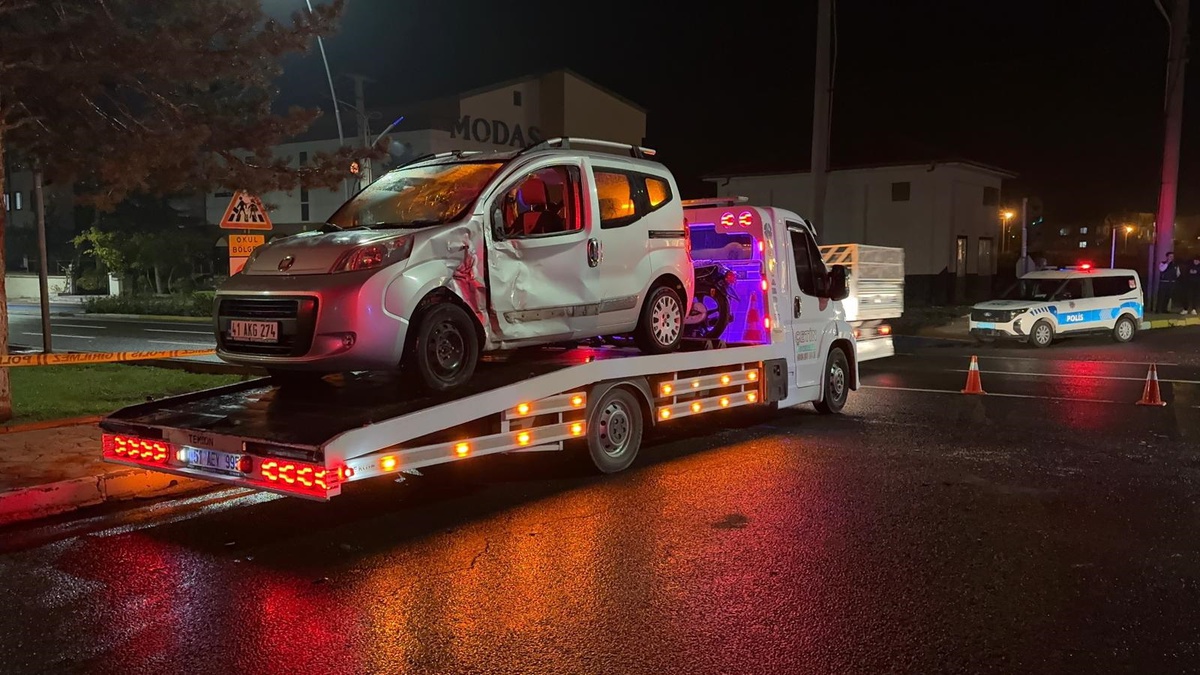 Niğde Bor'da ticari araç ile motosiklet çarpıştı, 2 kişi öldü, 1 kişi ağır yaralandı.