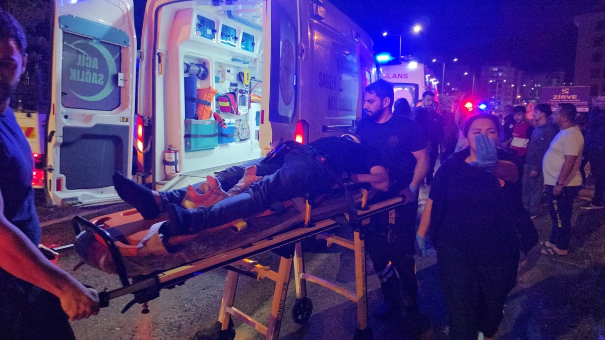 Adana Kozan'da kontrolden çıkan hafif ticari araç kanala düştü, 2 kişi yaralandı