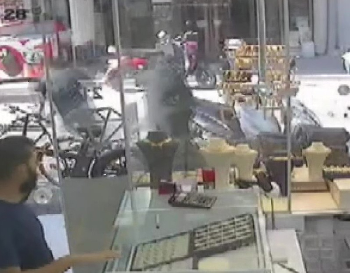 Adana'da çantasını kapan kapkaççıların peşinden koştu! Motosikleti süren şüpheli tutuklandı
