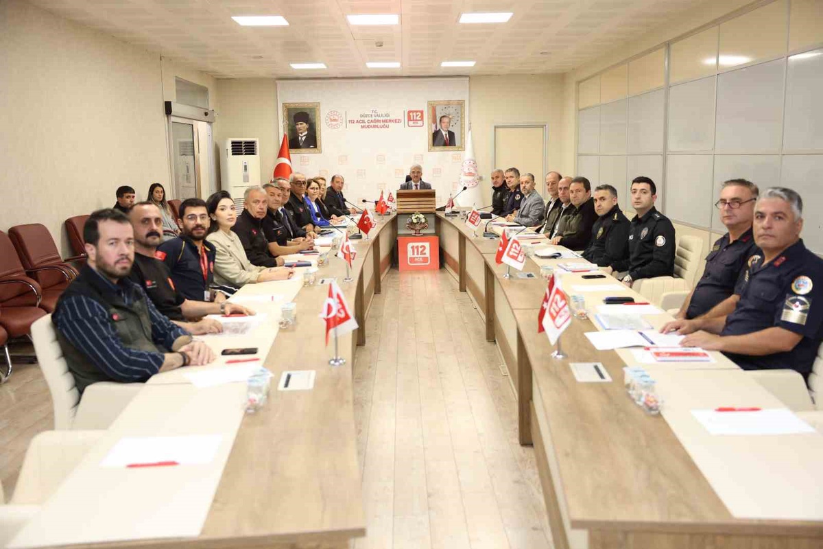 Düzce'de acil çağrı hizmetleri Vali Makas başkanlığındaki toplantıda ele alındı