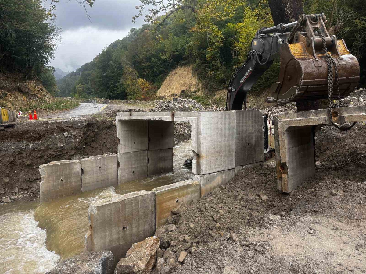 Düzce İl Özel İdaresi, Samandere Köyü yolunda boru yerine 4 kutu menfez yerleştirdi