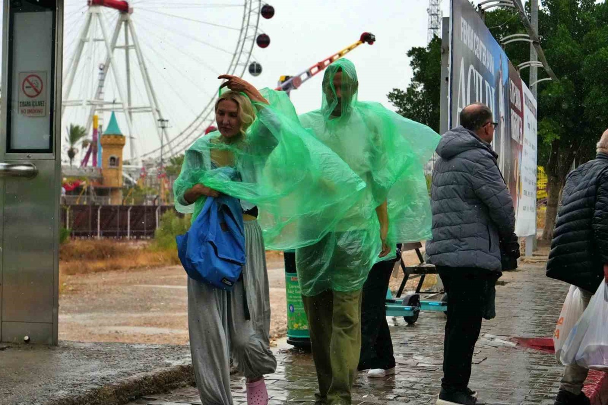 Antalya'da sağanak hayatı olumsuz etkiledi, yağış yarın sabaha kadar sürecek