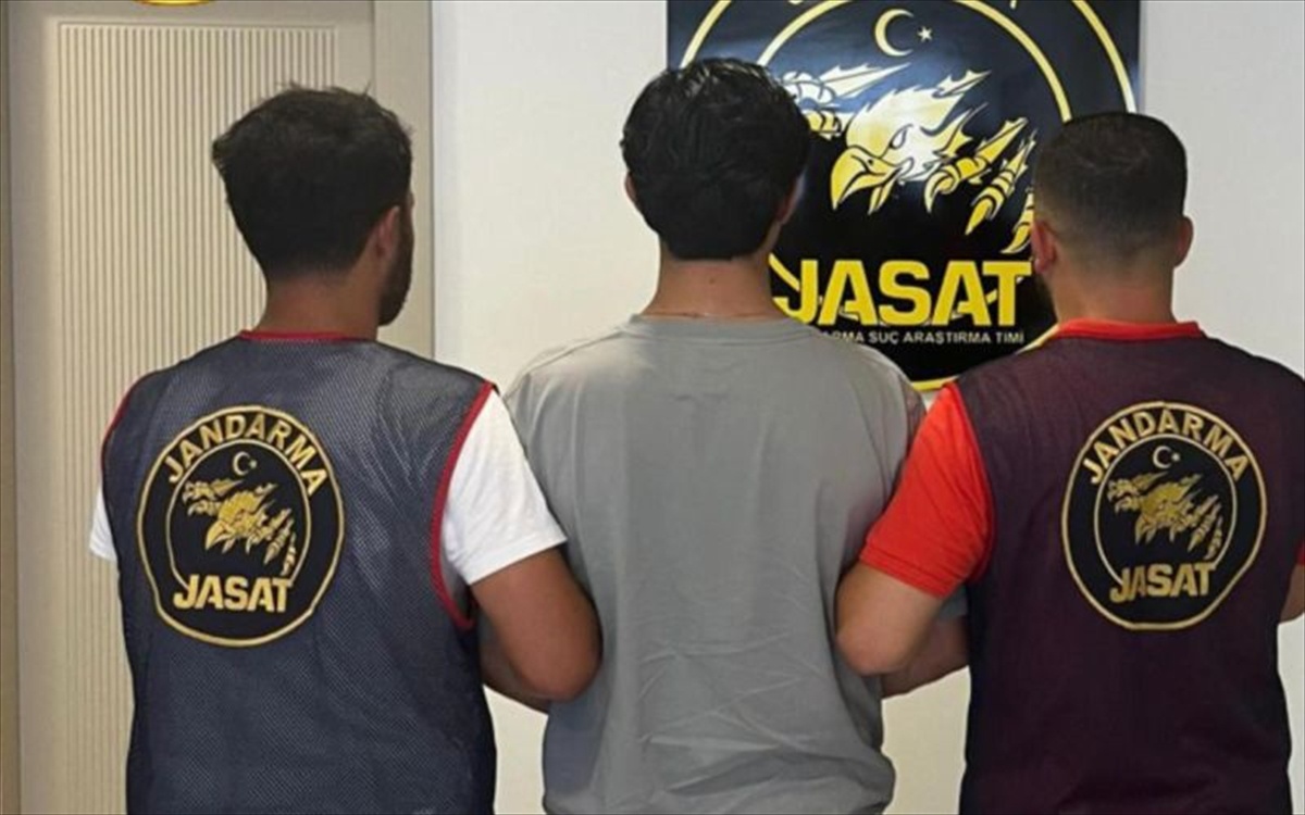 Jandarma, Adana Ceyhan'da 20 yıl 3 ay hapis cezası olan firari hükümlüyü yakaladı