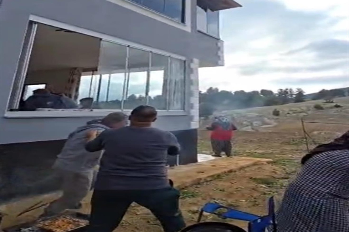 [BELEDIYE · Adana] Adana'daki depreme mangal başında yakalandılar! Korku dolu anlar kamerada