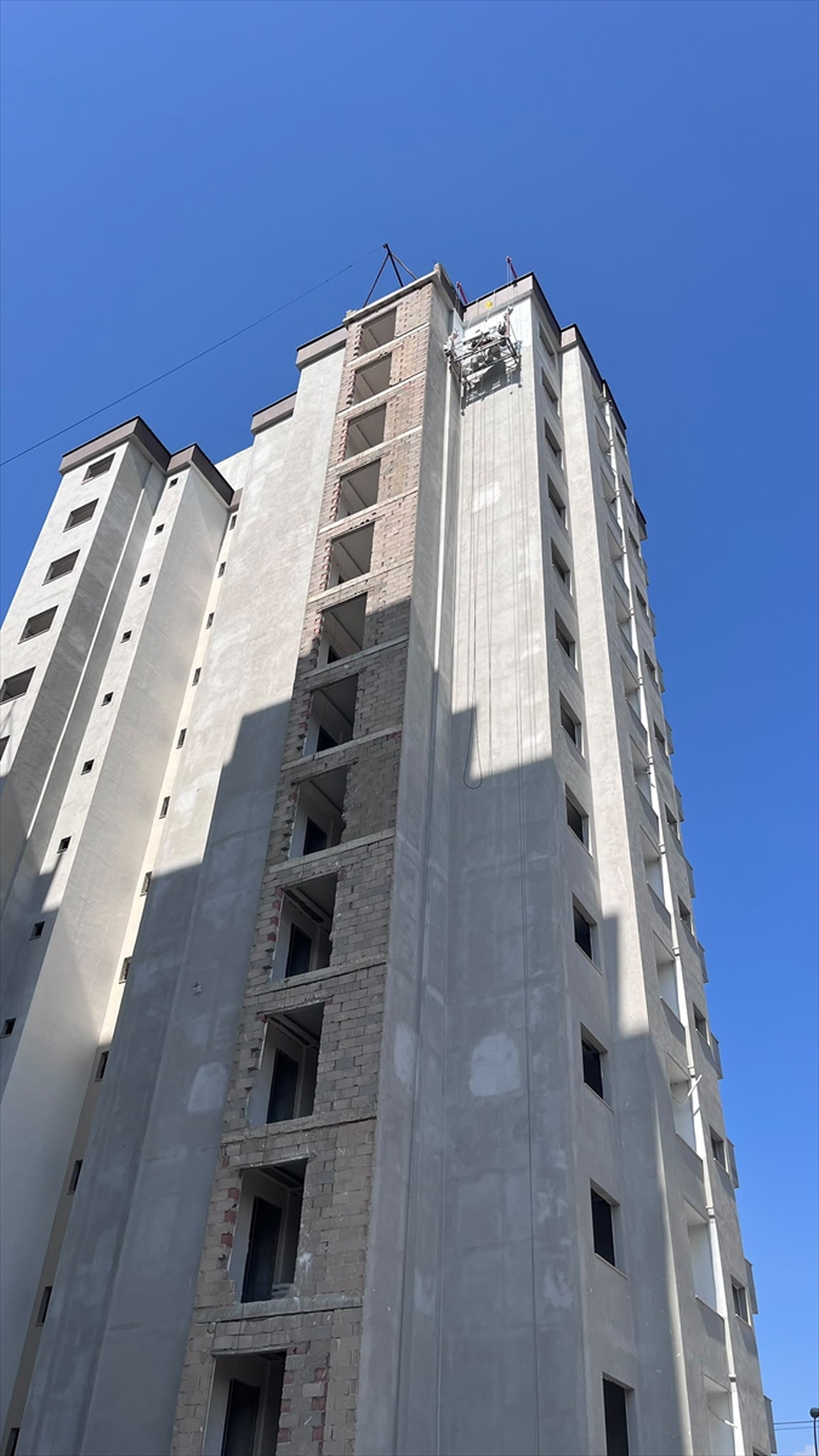 [BELEDIYE · Adana] Adana Seyhan'da 11. katta mahsur kalan 2 işçi itfaiye merdiveniyle kurtarıldı
