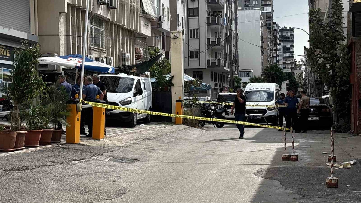 [BELEDIYE · Adana] Adana Seyhan'da iş yeri önünde 2 kişiye ateş açıldı, 1 kişi öldü, 1 kişi yaralandı