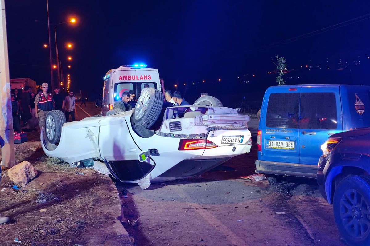 Takla atan otomobil 2 tır sürücüsünün üzerine uçtu: 6 yaralı
