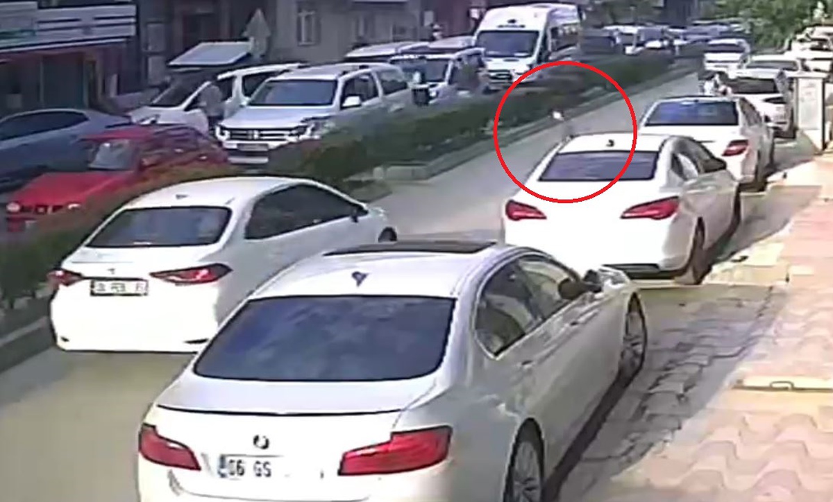 Polatlı'da çocuk yola çıkınca duran araçlardan birine arkadan gelen otomobil çarptı