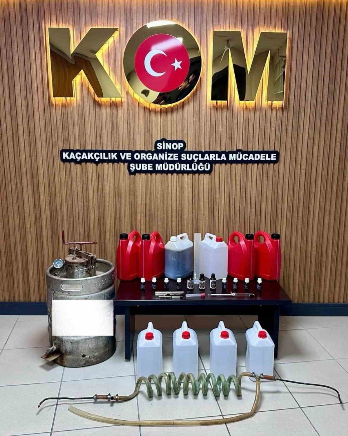 Sinop Gerze'de iş yerinde 5 litre sahte alkol ele geçirildi, 1 şüpheli yakalandı