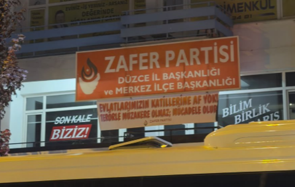 Ümit Özdağ, Düzce'deki pankartın savcılık talimatıyla kaldırılmasına tepki gösterdi