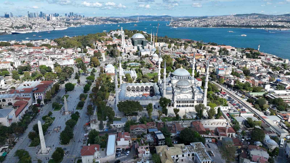 Ayasofya'nın kubbesi gri brandaya büründü! Görüntü kilometrelerce uzaktan fark ediliyor