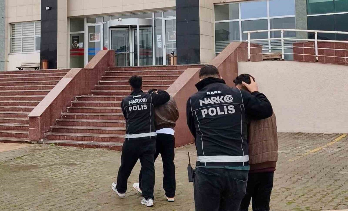 Kars'ta torbacı operasyonunda 18,45 gram bonzai ele geçirildi, 2 şüpheli tutuklandı