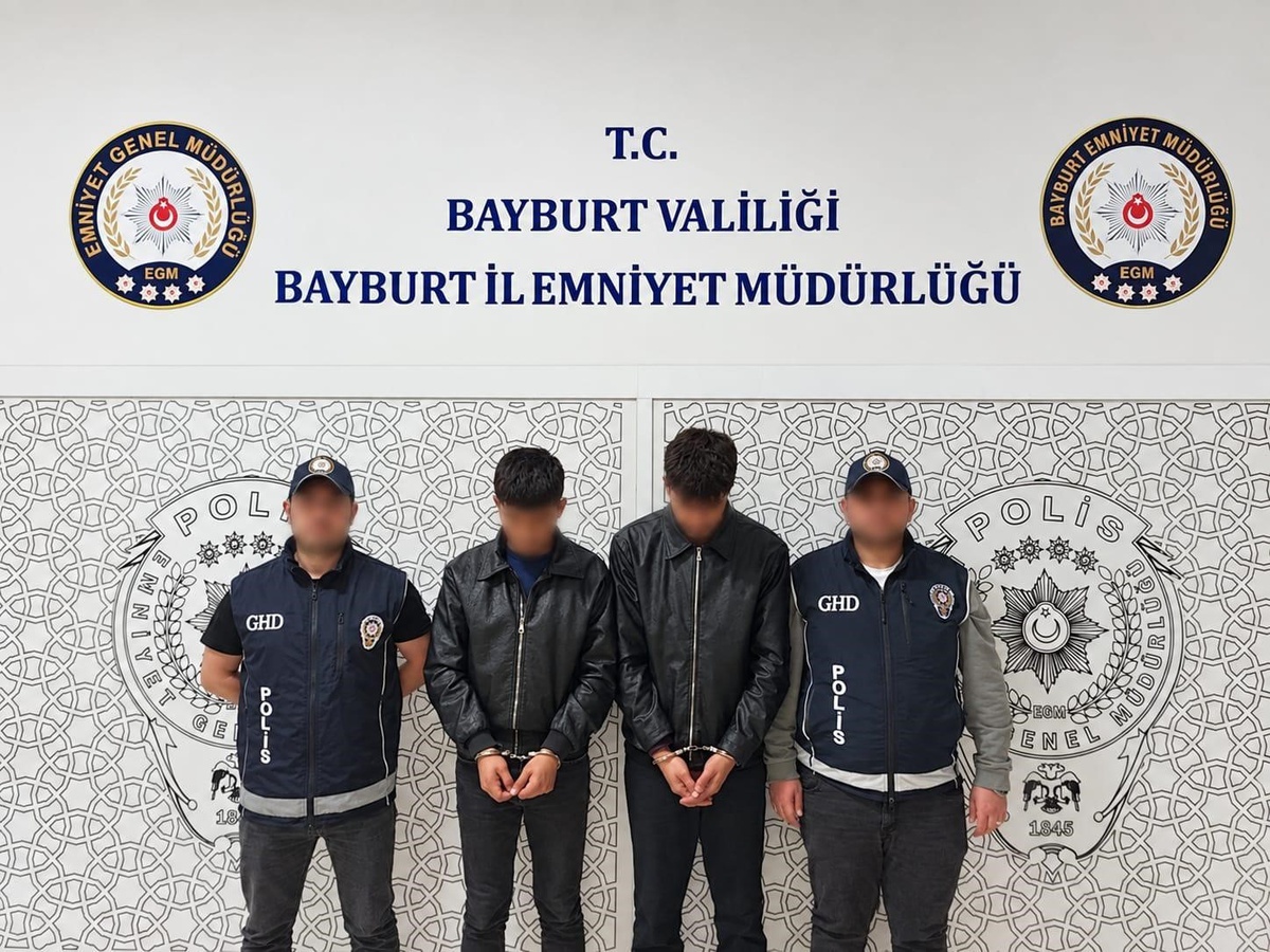 Bayburt'ta göçmen kaçakçılığı operasyonunda 5 şüpheli yakalandı, biri tutuklandı