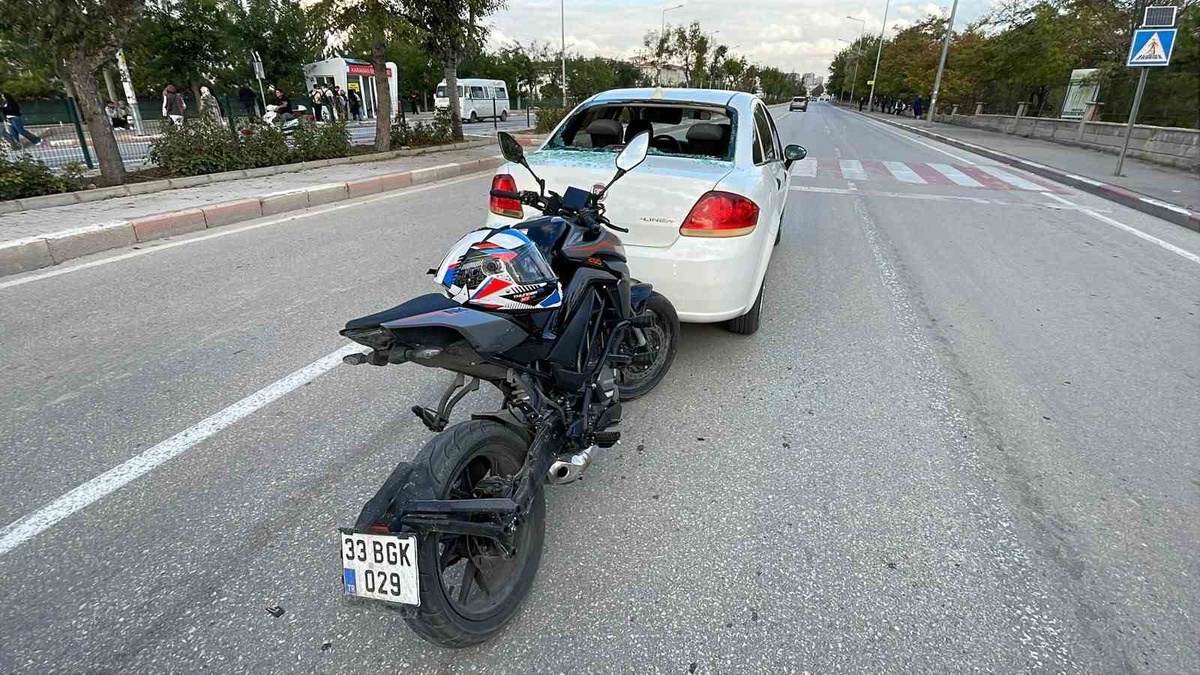 Karaman'da yayaya yol veren otomobile arkadan çarpan motosiklet sürücüsü yaralandı