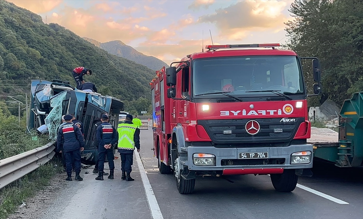 Sakarya Geyve'de kiremit yüklü tır devrildi, D-650'de ulaşım tek şeritten sağlandı