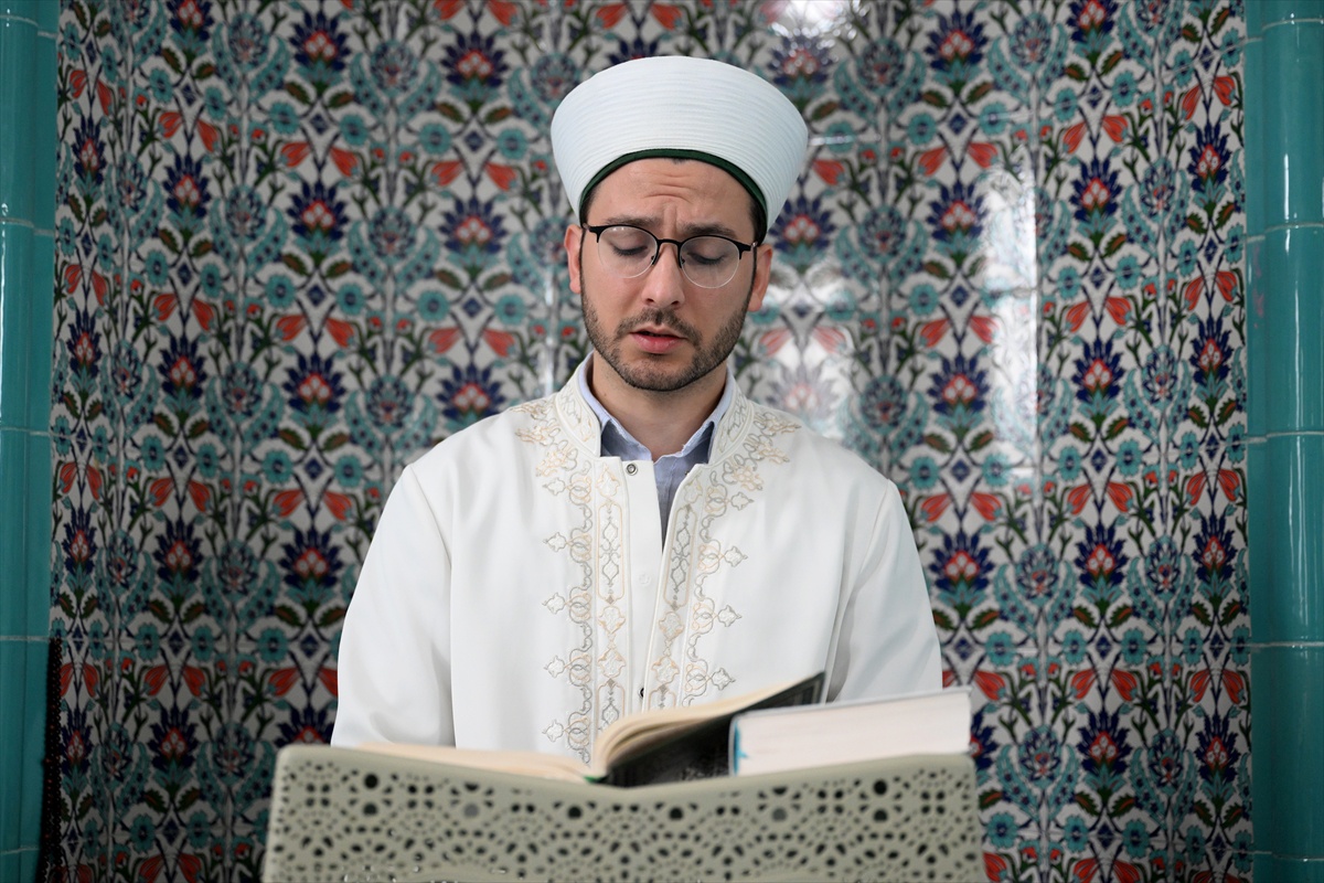 Edirne Uzunköprü'de imam hatiplik yapan Furkan Saka, hüsnühatı çevrim içi öğretiyor