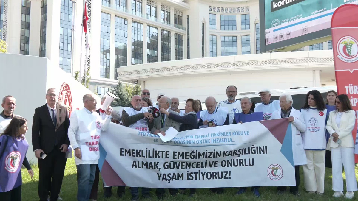 TTB, emekli hekim aylıkları yoksulluk sınırı için Sağlık Bakanlığı önünde eylem yaptı