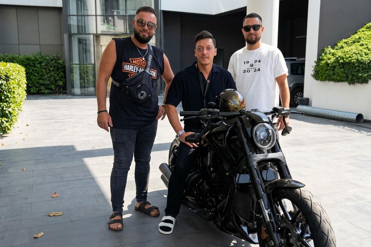 Mesut Özil en sevdiği motoru satışa çıkardı! Fiyatı dudak uçuklatıyor