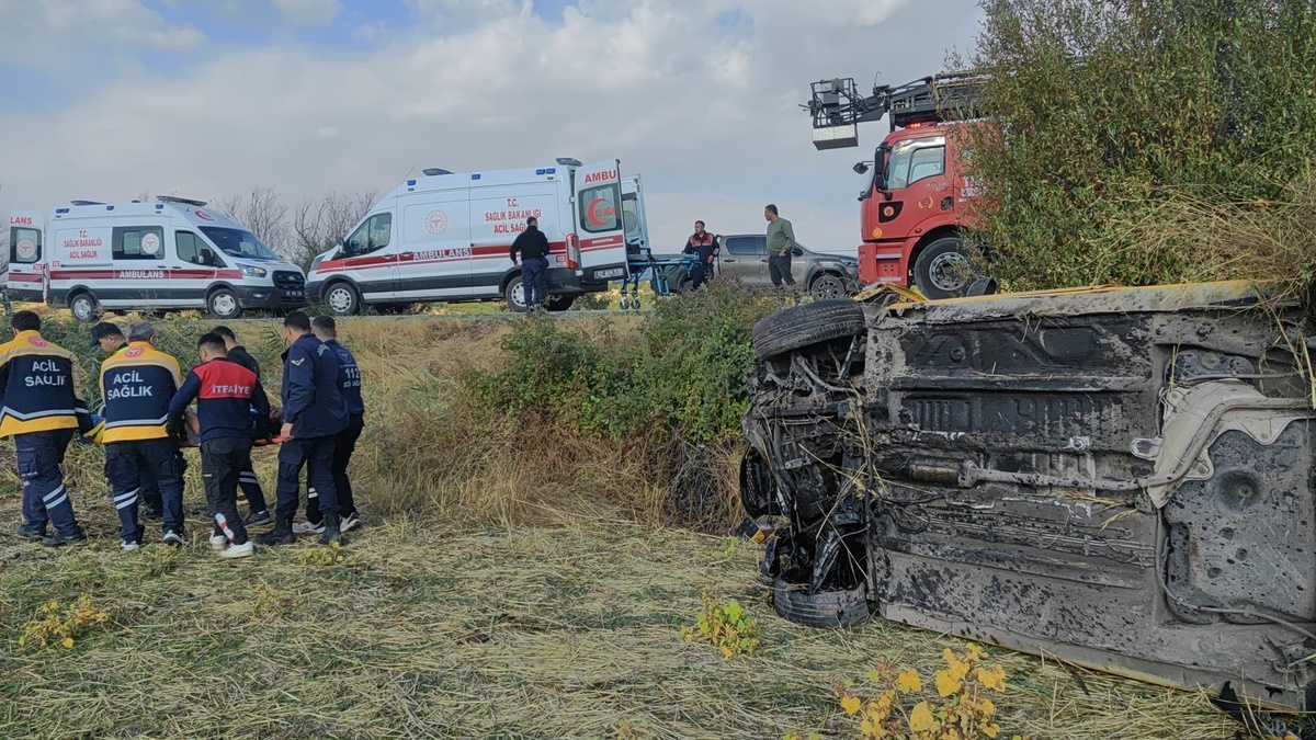 Adıyaman Gölbaşı'nda taksi şarampole devrildi, 5 kişi yaralandı