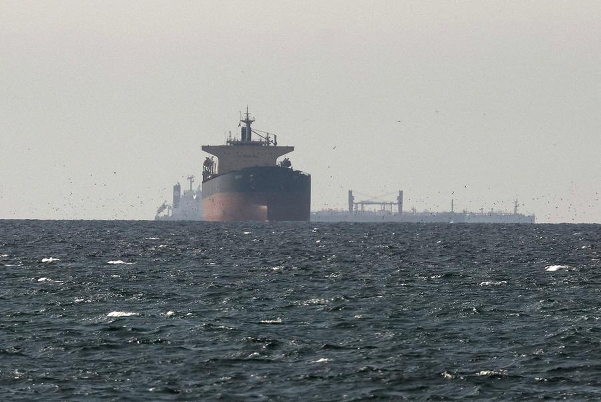 Fars'a göre Hürmüz Boğazı'nda 2,5 milyon varil kapasiteli tanker vurulup alev aldı