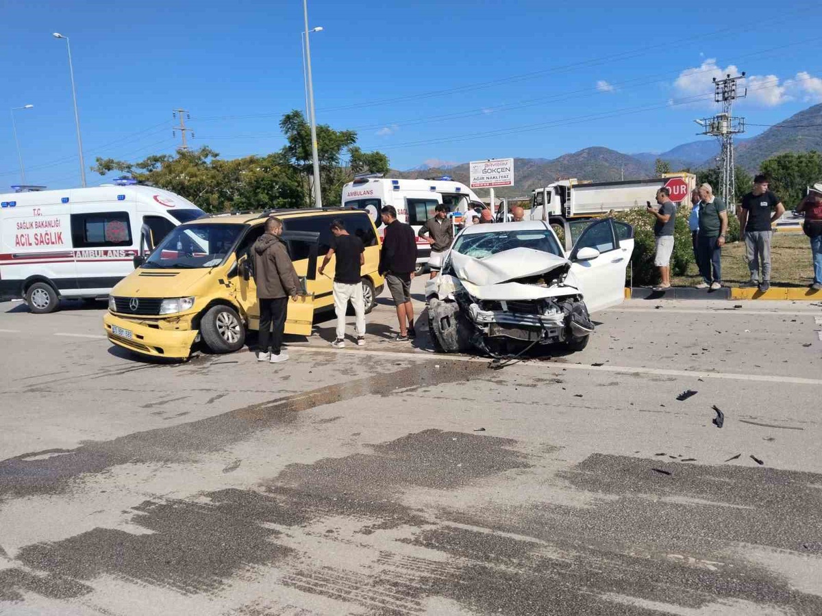 [BELEDIYE · Muğla] Muğla Fethiye'de ışıksız kavşakta otomobil ile kamyonet çarpıştı, 5 kişi yaralandı