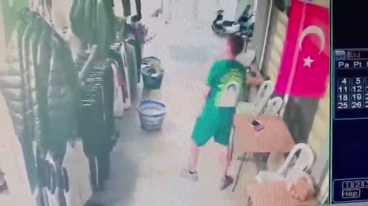 [BELEDIYE · Muğla] Marmaris'te stanttan mont ve pantolon alan İngiliz turist kamerayla yakalandı