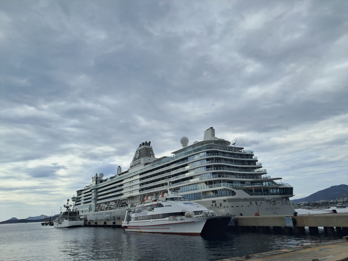[BELEDIYE · Muğla] Bahama bayraklı Silver Nova, Pire'den Bodrum'a 351 yolcu taşıdı