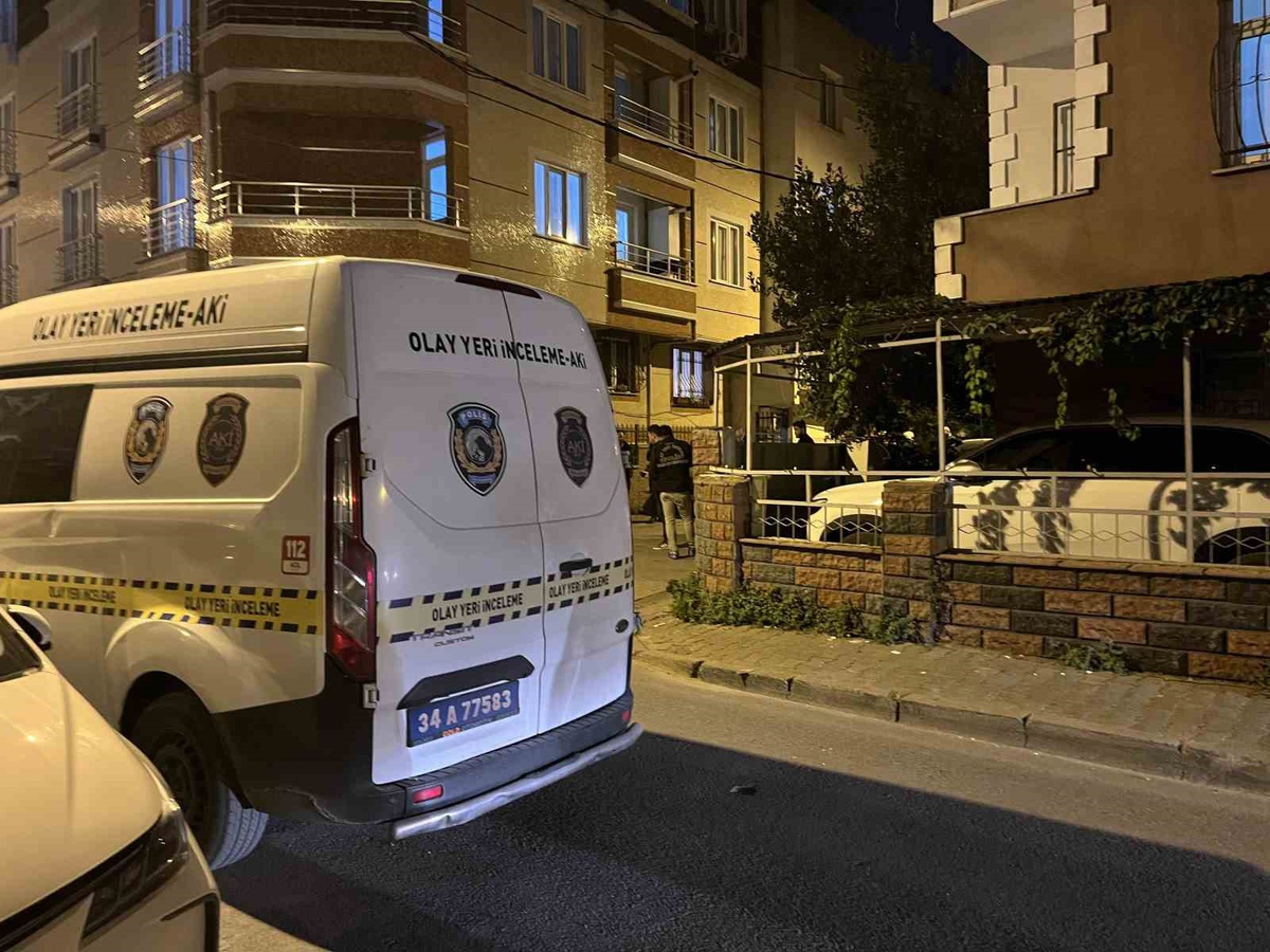 İstanbul Küçükçekmece'de motosikletli iki şahsın ateş açtığı kişi ağır yaralandı