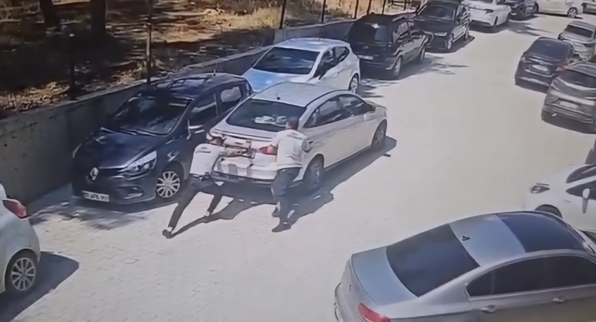 Hatay'da el freni çekilmeyen otomobil geri kaydı! 2 güvenlik görevlisi koşarak durdurdu