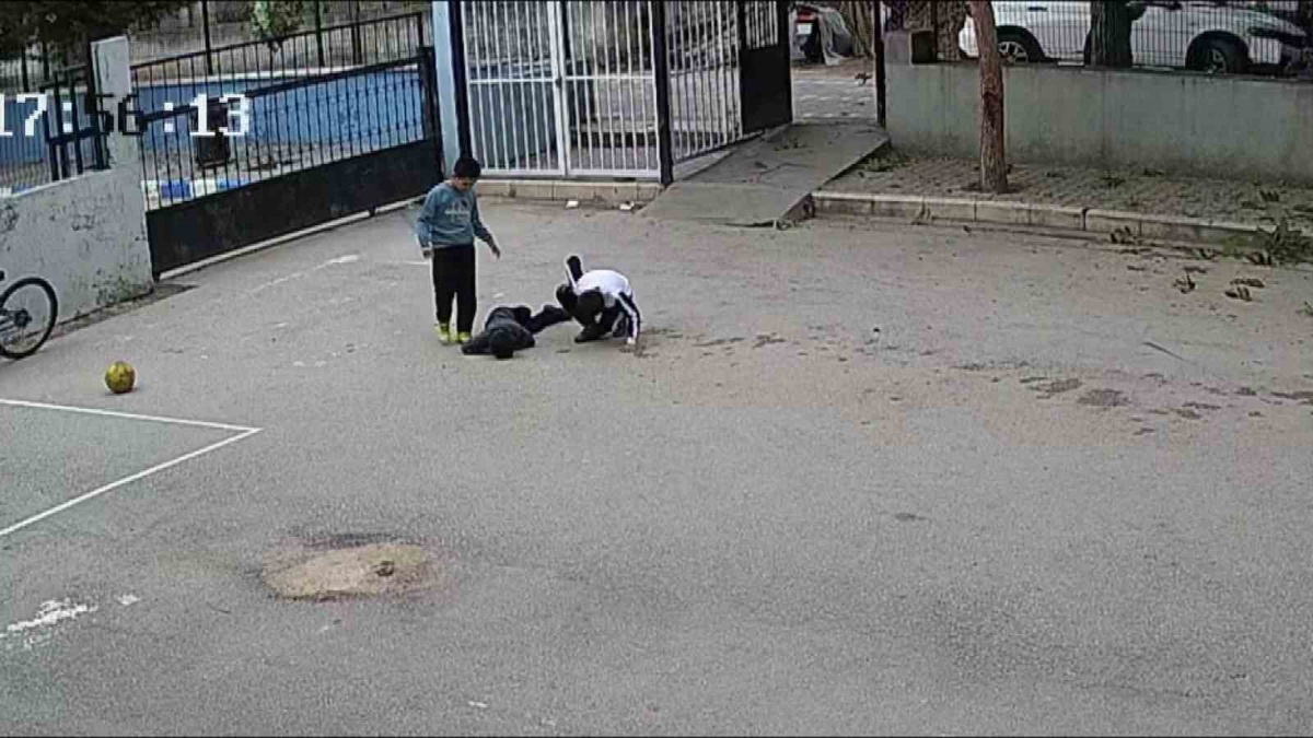 Amasya'da karnına top çarpan çocuğa okul müdürünün müdahalesi kamerada yer aldı