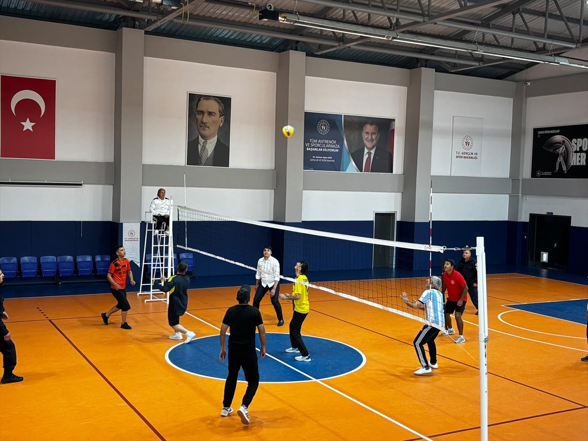Bilecik Pazaryeri'nde Amatör Spor Haftası'nda kurumlar voleybol maçında buluştu