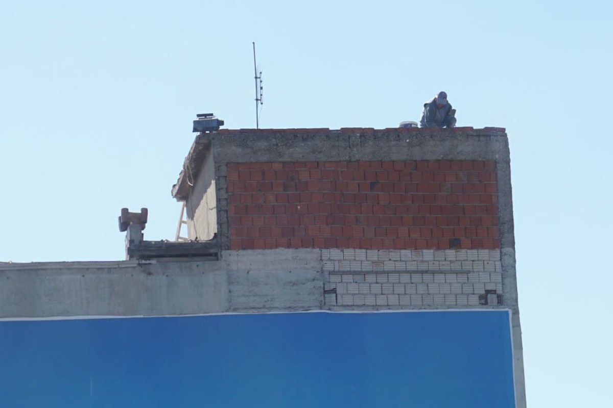 İzmir'de 10 katlı binanın çatısında işçiler güvenlik önlemi olmadan çalıştı