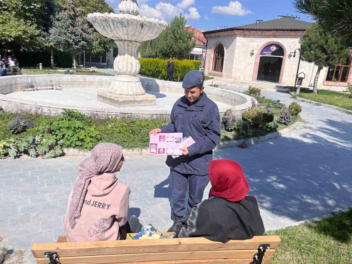 İscehisar'da jandarma, 171 vatandaşa KADES ve kadına şiddetle mücadeleyi anlattı